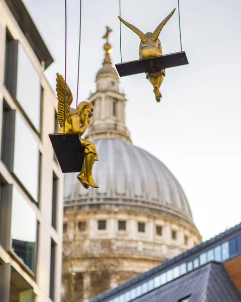 Άγγελοι στον καθεδρικό ναό του Αγίου Παύλου στο Λονδίνο — Φωτογραφία Αρχείου