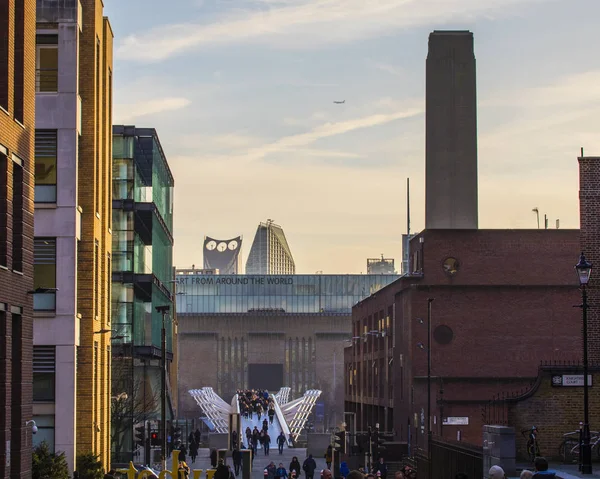 Tate Modern and the Millennium Bridge in London — Stockfoto