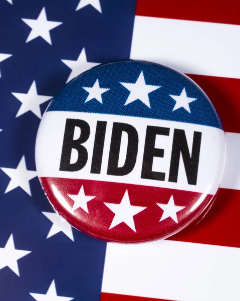 Insignia de campaña de Joe Biden y la bandera de EE.UU. — Foto de Stock