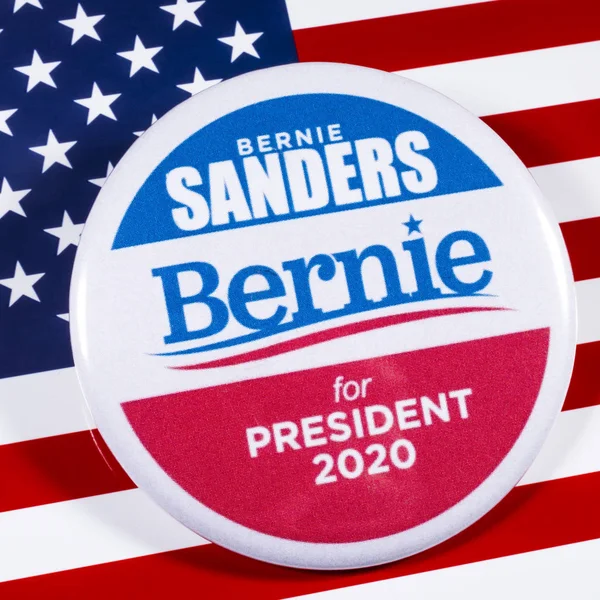Odznak kampaně Bernieho Sanderse a vlajka USA — Stock fotografie
