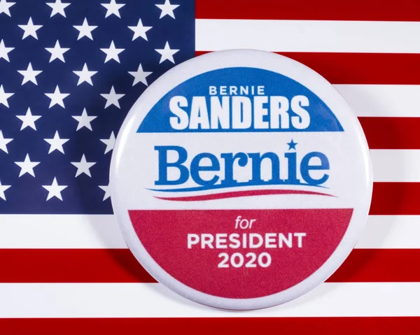 Odznak kampaně Bernieho Sanderse a vlajka USA — Stock fotografie