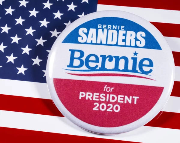 Emblema da campanha de Bernie Sanders e bandeira dos EUA — Fotografia de Stock