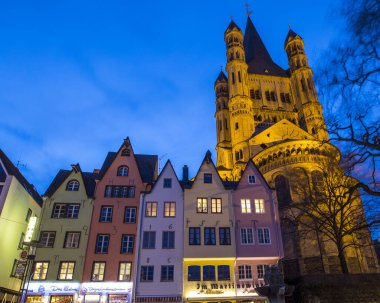 Köln, Almanya - 16 Şubat 2020: Güzel St. Martin Kilisesi 'nin kulesi Fischmarkt' taki renkli eski evlerin üzerinde yükseliyor..