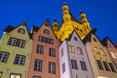 Köln, Almanya - 16 Şubat 2020: Güzel St. Martin Kilisesi 'nin kulesi Fischmarkt' taki renkli eski evlerin üzerinde yükseliyor..