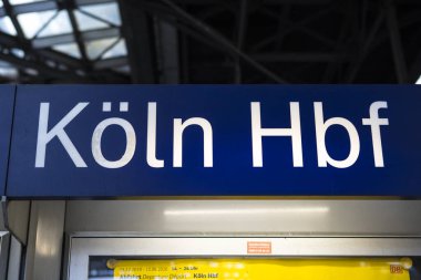 Köln, Almanya - 17 Şubat 2020: Koln Hauptbahnhof ya da Köln Merkez İstasyonu platformundaki bir tabelaya yakın çekim. Koln Hbf, Almanya 'da Köln şehrinin merkezi tren istasyonu..