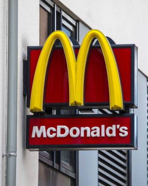 Bonn, Almanya - 17 Şubat 2020: McDonalds Almanya 'nın Bonn kentindeki restoranlarından birinin üzerinde imza attı.