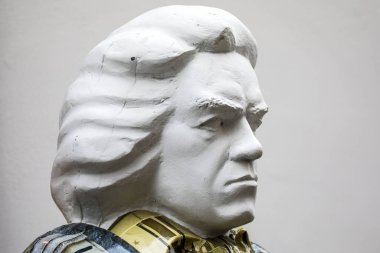 Ünlü besteci Ludwig Van Beethoven 'ın Almanya' nın Bonn kentindeki tarihi bir dükkanın önünde bulunan heykelinin yakın çekimi..