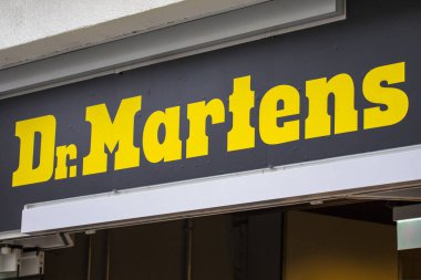 Bonn, Almanya - 17 Şubat 2020: Dr. Martens logosu Almanya 'nın Bonn kentindeki perakende mağazalarından birinin girişinin üstünde.