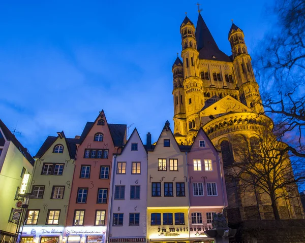 德国科隆 2020年2月16日 位于科隆老城区菲斯马克特 Fischmarkt 或德国科伦 Koln 的一座美丽的大圣马丁教堂的塔楼耸立在五彩斑斓的老房子之上 — 图库照片