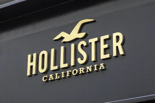 ドイツのボン 2020年2月17日 ドイツのボンにあるホリスター店への入り口の上の看板 ホリスター Holrister アバクロンビー アンド フィッチ 英語版 が所有する世界的な10代 — ストック写真