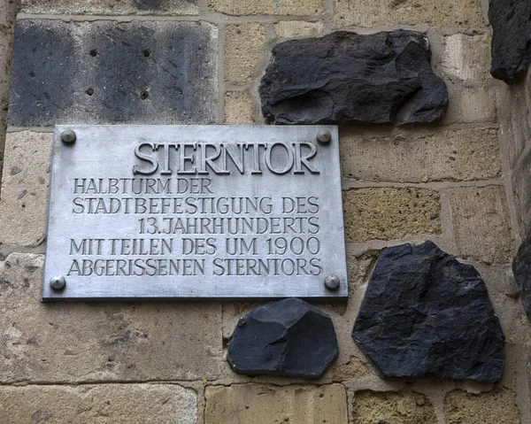 德国历史名城波恩的Sterntor或Star Gate上的一块牌匾 这块牌匾翻译为13世纪城市防御工事的半塔 部分星门在1900年左右被拆除 — 图库照片