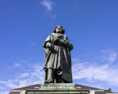 Ünlü besteci Ludwig van Beethoven 'ın Almanya' nın Bonn kentindeki Munsterplatz 'da bulunan heykeli. Bonn 1770 'te Beethoven' ın doğduğu yerdi..