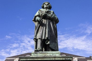 Ünlü besteci Ludwig van Beethoven 'ın Almanya' nın Bonn kentindeki Munsterplatz 'da bulunan heykeli. Bonn 1770 'te Beethoven' ın doğduğu yerdi..