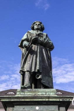 Ünlü besteci Ludwig van Beethoven 'ın Almanya' nın Bonn kentindeki Munsterplatz 'da bulunan heykeli. Bonn 1770 'te Beethoven' ın doğduğu yerdi..