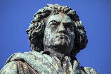 Ünlü besteci Ludwig van Beethoven 'ın Almanya' nın Bonn kentindeki Munsterplatz 'da bulunan heykeli. Bonn 1770 'te Beethoven' ın doğduğu yerdi..
