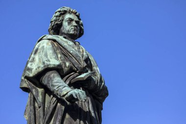 Ünlü besteci Ludwig van Beethoven 'ın heykeli, Almanya' nın Bonn şehrinde Munsterplatz 'da yer alıyor. Bonn 1770 'te Beethoven' ın doğduğu yerdi..