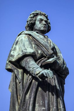 Ünlü besteci Ludwig van Beethoven 'ın heykeli, Almanya' nın Bonn şehrinde Munsterplatz 'da yer alıyor. Bonn 1770 'te Beethoven' ın doğduğu yerdi..