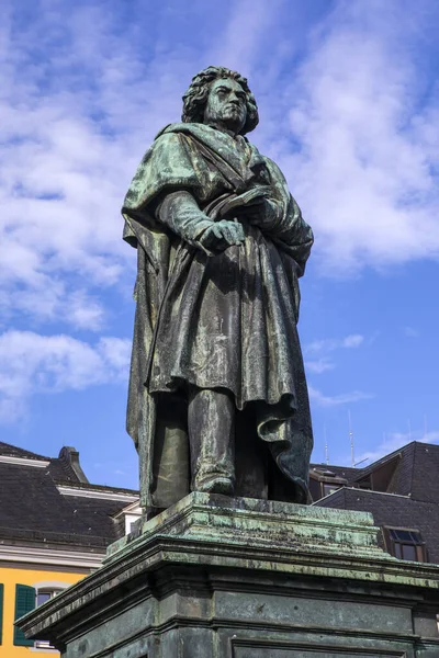 Staty Den Berömde Kompositören Ludwig Van Beethoven Belägen Munsterplatz Staden — Stockfoto