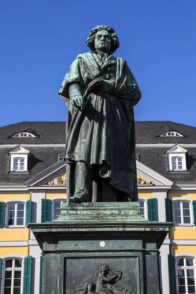 Staty Den Berömde Kompositören Ludwig Van Beethoven Belägen Munsterplatz Staden — Stockfoto