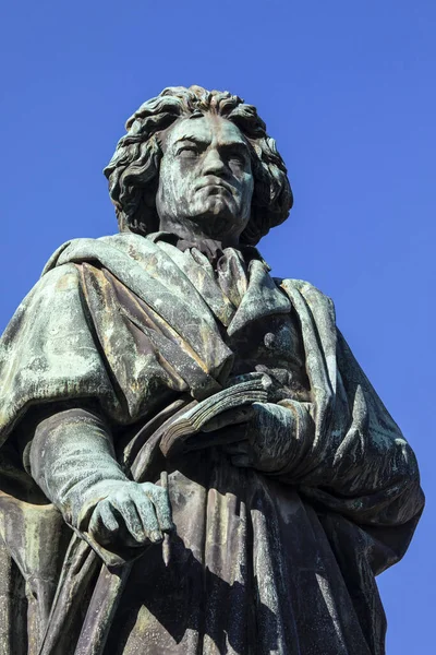 Estatua Del Famoso Compositor Ludwig Van Beethoven Situada Munsterplatz Ciudad — Foto de Stock