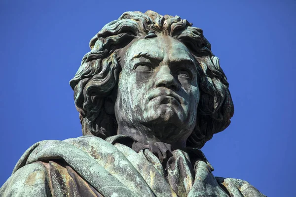 Estatua Del Famoso Compositor Ludwig Van Beethoven Situada Munsterplatz Ciudad — Foto de Stock