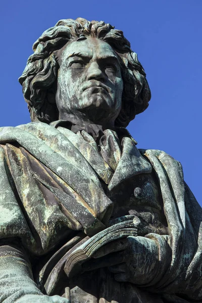 Estatua Del Famoso Compositor Ludwig Van Beethoven Situada Munsterplatz Ciudad — Foto de Stock