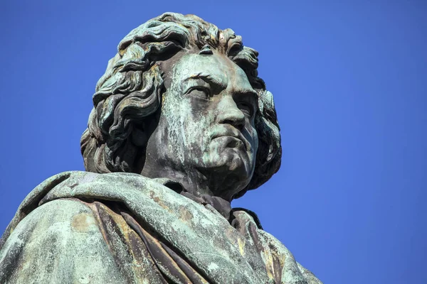 Standbeeld Van Beroemde Componist Ludwig Van Beethoven Gelegen Munsterplatz Bonn — Stockfoto