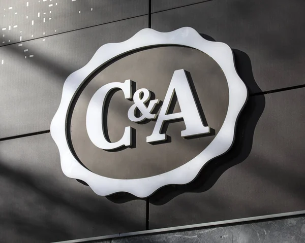 Bonn, Germany - February 17th 2020: The C&A logo above the entrance to one of their retail stores in the city of Bonn in Germany. — Stockbild Bonn Germany February 17Th 2020 Logo Entrance One Retail Stores — Stockfoto