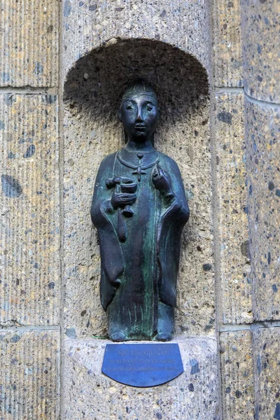ドイツのボンの歴史的都市の建物の外観上の小さな宗教彫刻 — ストック写真