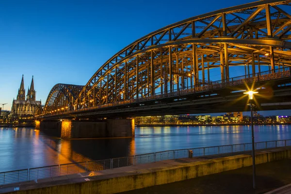 德国科隆大教堂和横跨莱茵河的霍亨佐伦桥的夜景 — 图库照片