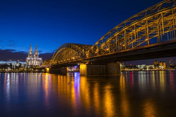 Ein Nächtlicher Blick Auf Den Kölner Dom Und Die Hohenzollernbrücke — Stockfoto