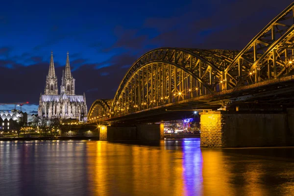 Uma Vista Noturna Catedral Colônia Ponte Hohenzollern Que Estende Sobre — Fotografia de Stock