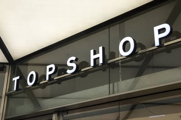 Дюссельдорф Германия Февраля 2020 Логотип Topshop Над Входом Один Магазинов — стоковое фото