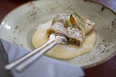 Lezzetli bir elmalı çöreğe yakın plan kremalı..