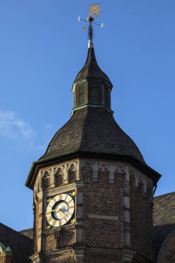 Almanya 'nın Dusseldorf kentindeki Altes Rathaus kulesinin ya da Old Town Hall' un manzarası..