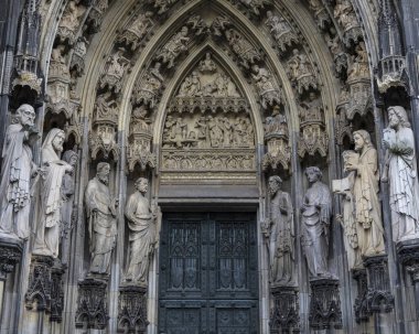 Köln Katedrali 'nin çarpıcı heykeli, ya da aynı zamanda Kolner Dom olarak da bilinir, Almanya' nın tarihi Köln şehrinde..