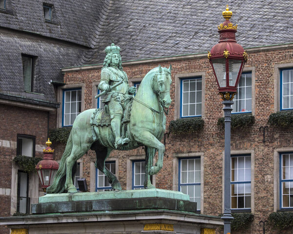 Вид на памятник Яну Веллему, расположенный на Рыночной площади или Марктплац, в старой части Дюссельдорфа в Германии. Альты, или Старая ратуша, на заднем плане
.