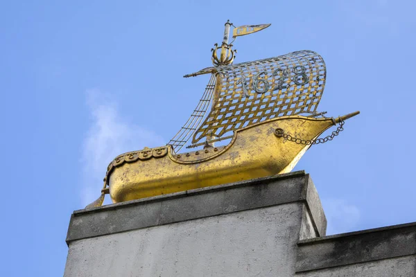 Dusseldorf Germany February 18Th 2020 Close Ornate Sculpture Golden Ship — Zdjęcie stockowe