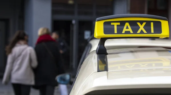 Widok Znaku Taksówki Pojeździe Zdjęciu Przestrzeni Publicznej — Zdjęcie stockowe