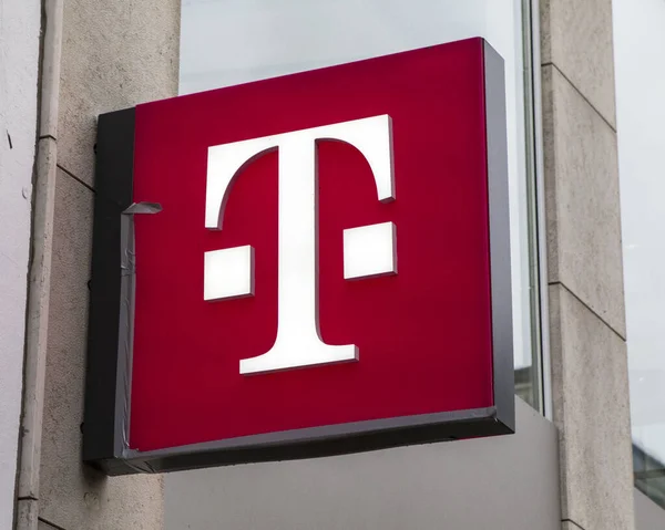Dusseldorf, Germany - February 18th 2020: The T-Mobile logo above the entrance to one of their stores in the city of Dusseldorf, Germany. — Stockbild Dusseldorf Germany February 18Th 2020 Mobile Logo Entrance One Stores — Stockfoto