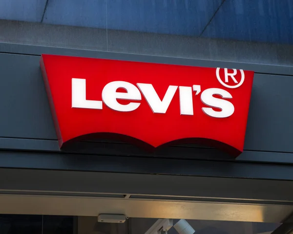 Дюссельдорф Германия Февраля 2020 Логотип Levis Над Входом Один Магазинов — стоковое фото
