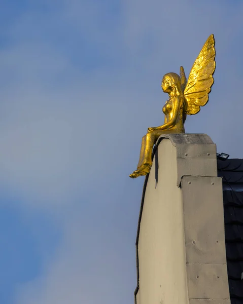 Een Gouden Engel Het Dak Van Een Gebouw Burgplatz Oude — Stockfoto