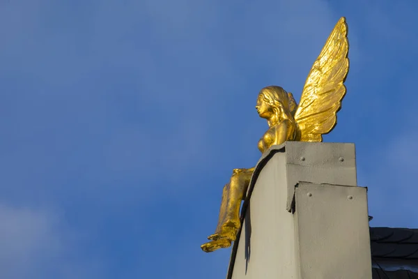 Золотий Ангел Сидить Даху Будинку Бургплац Старому Місті Або Альтштадт — стокове фото