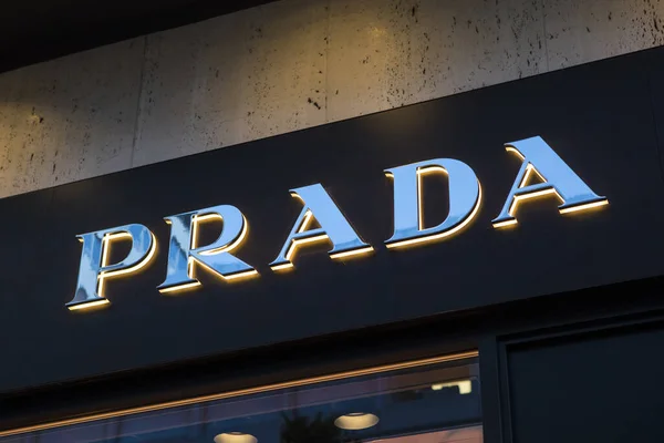 Dusseldorf Germania Febbraio 2020 Logo Prada Sopra Ingresso Uno Dei — Foto Stock