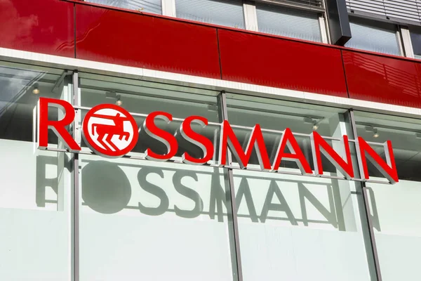 Кёльн Германия Февраля 2020 Логотип Rossmann Над Входом Один Магазинов — стоковое фото