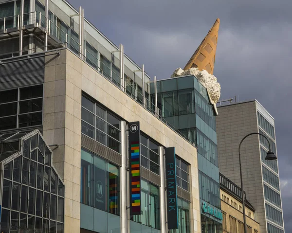 Colonia Germania Febbraio 2020 Una Divertente Scultura Cono Gelato Caduto — Foto Stock