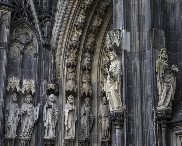 ケルン大聖堂の素晴らしい彫刻の外観 またはドイツのケルンの歴史的な街ではコルナー ドムとしても知られています — ストック写真