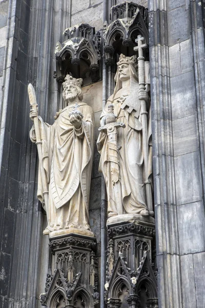 ケルン大聖堂の素晴らしい彫刻の外観 またはドイツのケルンの歴史的な街ではコルナー ドムとしても知られています — ストック写真