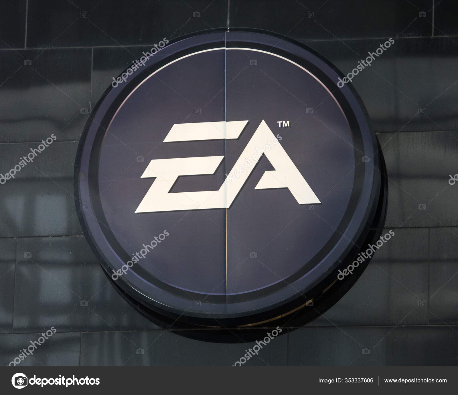Herunterladen - Cologne, Germany - February 20th 2020: Close-up of the Electronic Arts company logo, pictured on the exterior of their office in Cologne, Germany. — Stockbild Cologne Germany February 20Th 2020 Close Electronic Arts Company Logo — Stockfoto