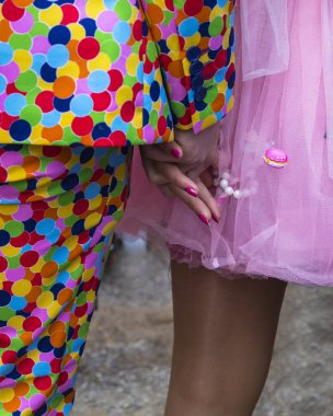 Almanya 'daki ünlü Köln Karnavalı sırasında renkli kostüm giyen bir çift el ele tutuşmuş..